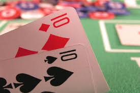 Gamblers can split hands so that they won’t lose the whole hand because they win one and lose the other